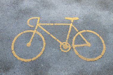 Kaldırıma bisiklet yolu tabelası boyanmış.