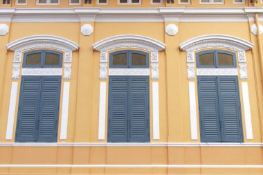 Sarı wall - oryantal tarzı ile mavi pencere