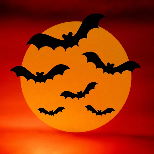 Noite de Halloween com morcego e lua cheia no fundo vermelho — Fotografia de Stock
