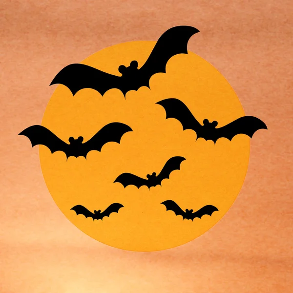 Noite de Halloween com morcego e lua cheia no fundo grunge — Fotografia de Stock