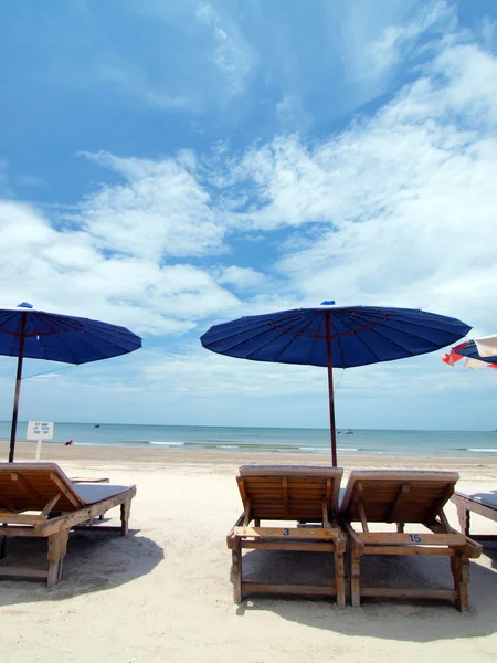 Solstol och parasoll på stranden, huahin thailand — Stockfoto