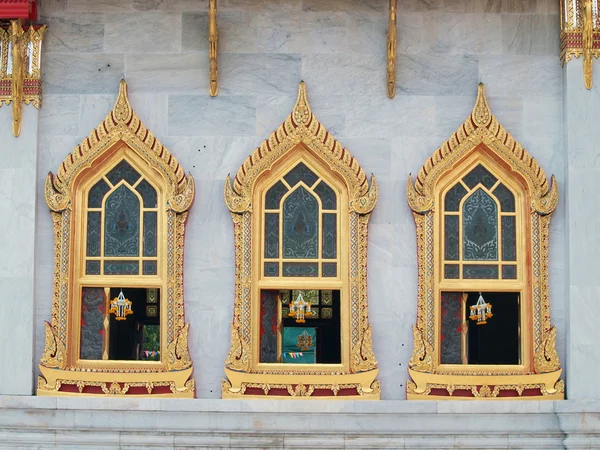 Ventanas tradicionales de estilo tailandés en el templo de Benjamaborphit — Foto de Stock