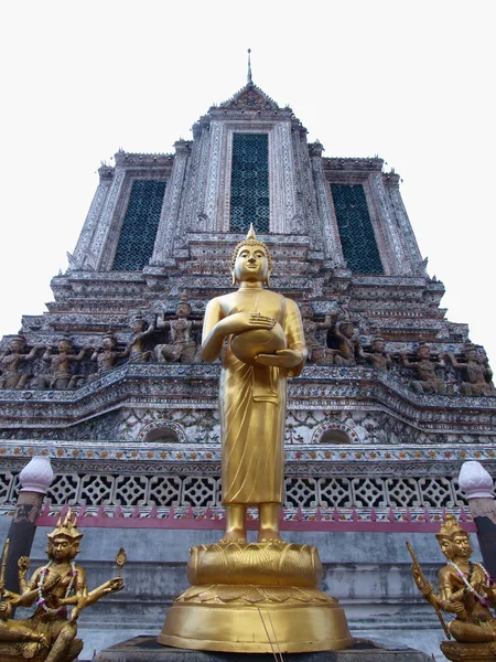 Budha statue stand front of ancient big pagoda in Wat Arun — Stock Photo, Image