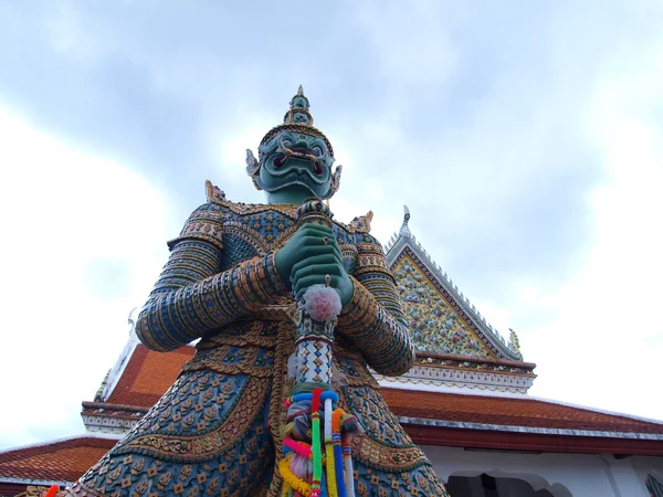 A Estátua Gigante em Wat Arun templo — Fotografia de Stock