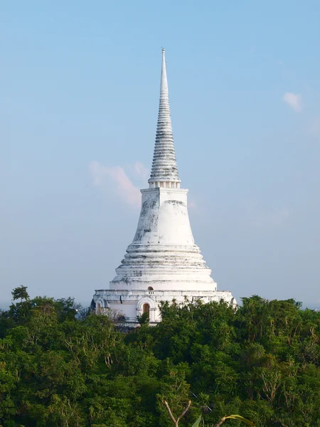View of White pagoda on top of hill Maha Samanaram temple in Pet — Stock Photo, Image