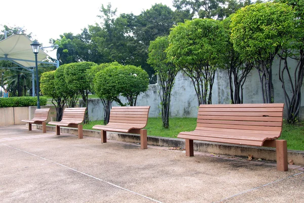 Dřevěné lavičky v parku — Stock fotografie