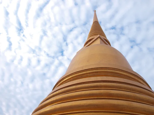 Gouden Boeddha pagode op blauwe hemel — Stockfoto