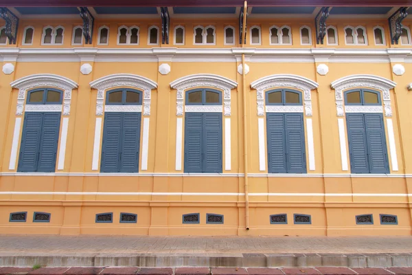 Blue windows with yellow wall - Oriental style — Stock Photo, Image