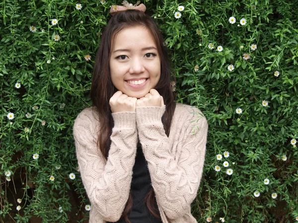 Bir gülümseme yeşil doğanın bir arka planda Asya güzel kızın — Stok fotoğraf