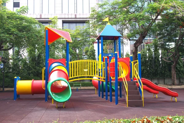 Parque infantil sin niños en el parque de la ciudad —  Fotos de Stock