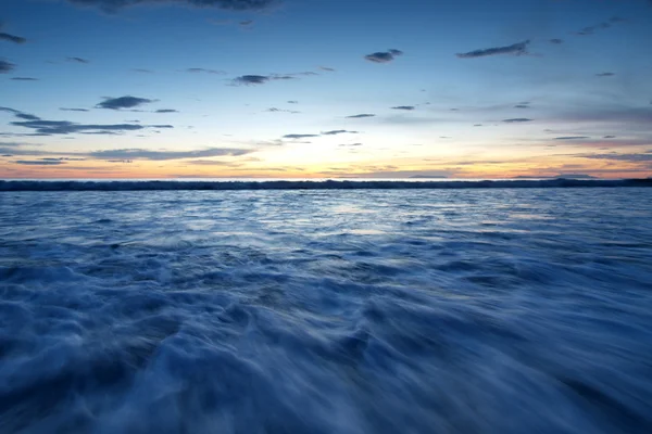 Τοπίο της θάλασσας με δραματική κύμα στο ηλιοβασίλεμα. — Φωτογραφία Αρχείου