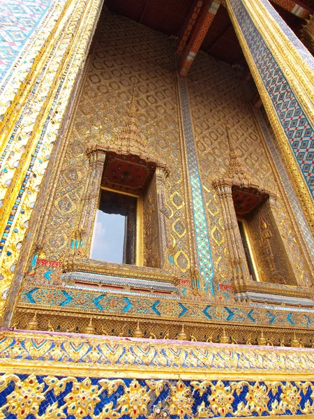 Дверь дворца Ват Пра Кэо, Таиланд — стоковое фото