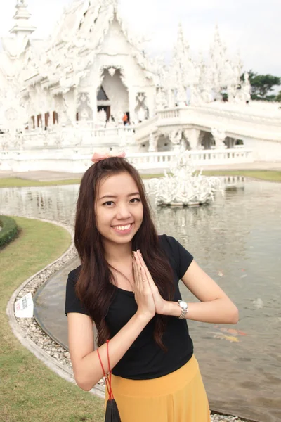 Όμορφο κορίτσι της Ταϊλάνδης χαιρετισμό σε φόντο της Ταϊλάνδης ναός — Φωτογραφία Αρχείου
