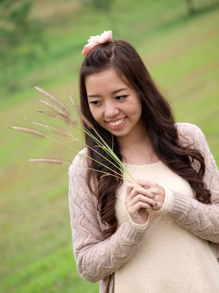 녹색 자연의 배경에 아시아 아름 다운 소녀의 미소 — 스톡 사진