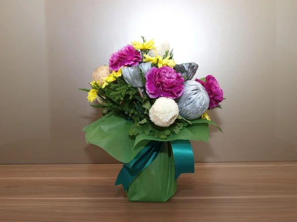 Цветы в вазе за столом — стоковое фото