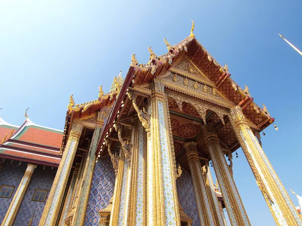 Golden pagoda in Grand Palace, Bangkok Thailand — стоковое фото