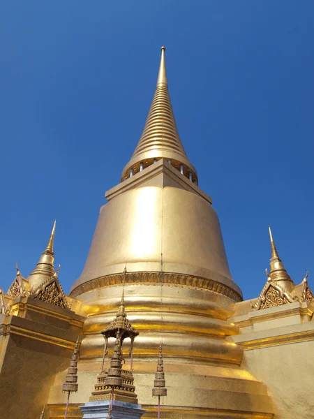 Golden pagoda in Grand Palace, Bangkok Thailand — стоковое фото