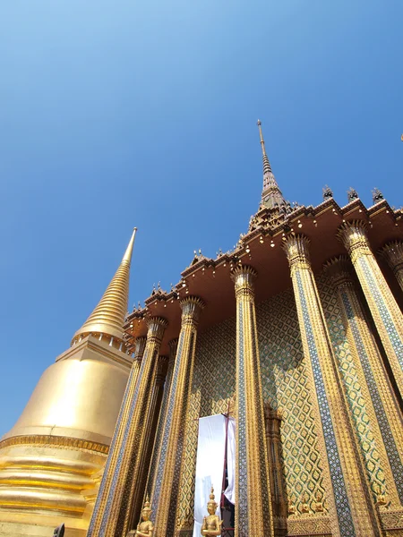 壮大な宮殿、タイのバンコクで黄金パゴダ — ストック写真