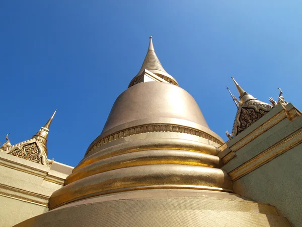 Zlatá pagoda v luxusním paláci, bangkok Thajsko — Stock fotografie