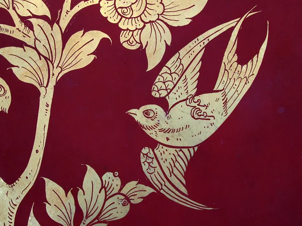 泰国艺术风格鸟在墙上，在曼谷，泰国的寺庙 — 图库照片