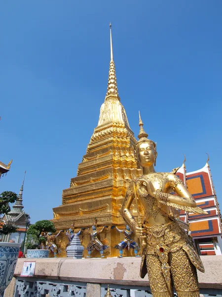 Kinnari standbeeld att hij tempel van de Smaragden Boeddha, bangkok, t — Stockfoto