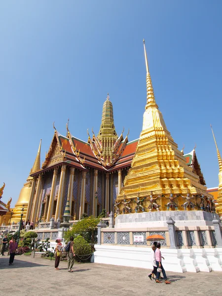 BANGKOK THAILAND - 29 de dezembro: Turista e visitantes admirando o — Fotografia de Stock