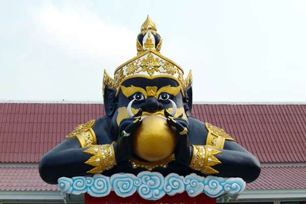 Rahu staty vid templet i thailand — Stockfoto