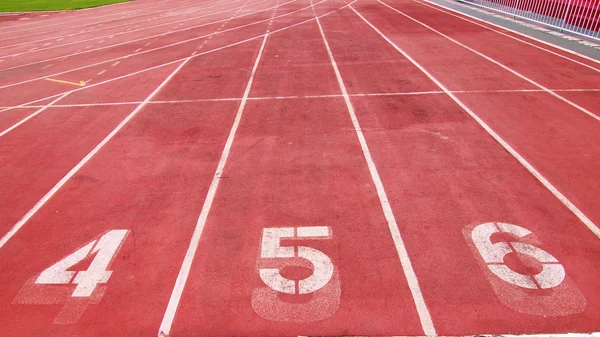 Numaraları ile kırmızı yarış pisti şeritli — Stok fotoğraf