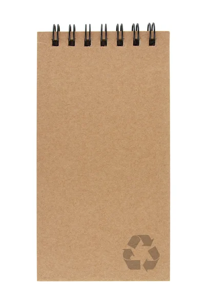 Cuaderno de papel reciclado con cartel de reciclaje sobre fondo blanco — Foto de Stock