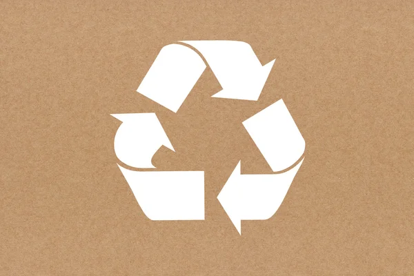 リサイクル紙の背景に白のリサイクル記号 — ストック写真