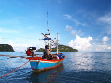 Deniz ve ada Tayland balıkçı teknesi