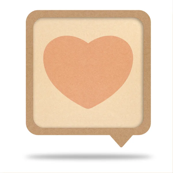 Cartellino del cuore carta riciclata su sfondo bianco — Foto Stock