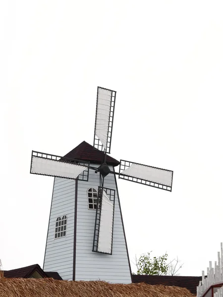 Kincir angin dan rumah — Stok Foto