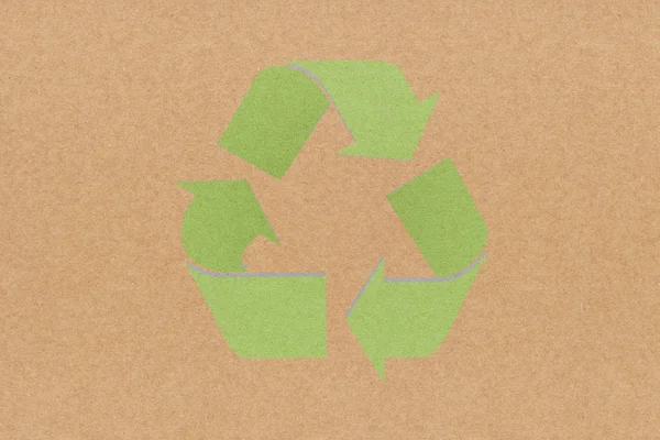 Σύμβολο ανακύκλωσης λευκό σε φόντο ανακυκλωμένο χαρτί — Φωτογραφία Αρχείου