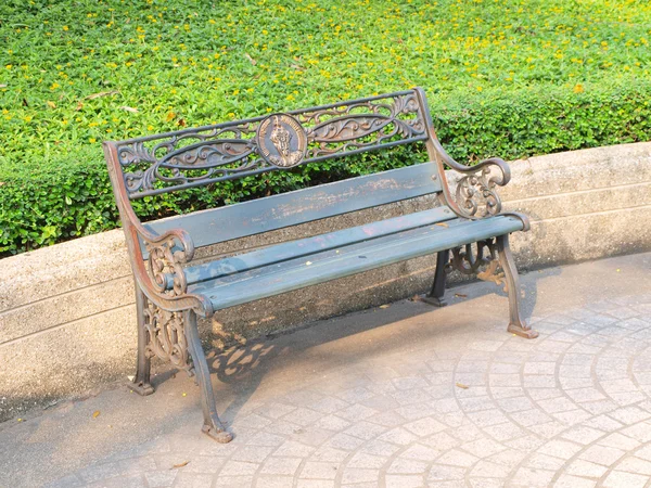 Скамейки в городском парке — стоковое фото
