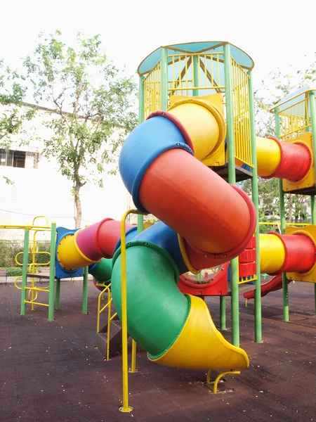 Colorido parque infantil en un parque de la ciudad . — Foto de Stock
