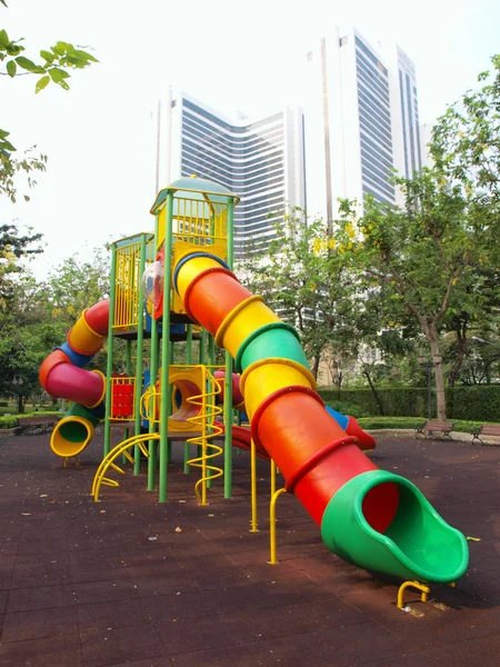 Colorido parque infantil en un parque de la ciudad . —  Fotos de Stock