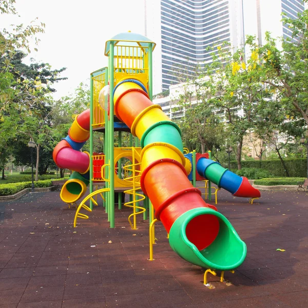 Colorido parque infantil en un parque de la ciudad . —  Fotos de Stock