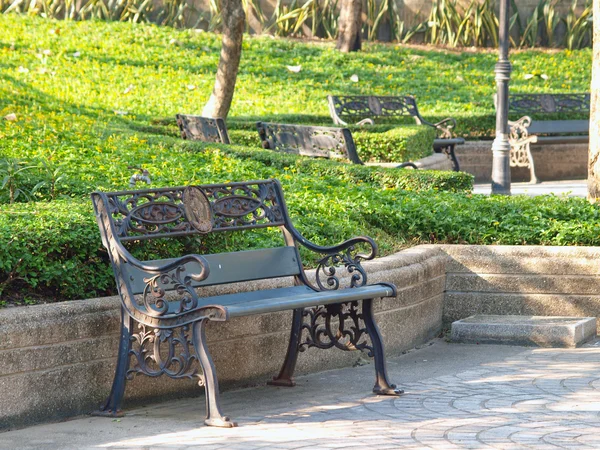 Скамейки в городском парке — стоковое фото