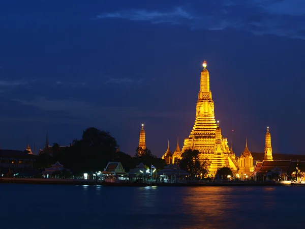 De oude tempel bij avondschemering in bangkok, thailand — Stockfoto