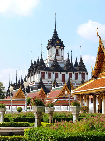 Thailändsk arkitektur: wat ratchanadda, loha prasat — Stockfoto
