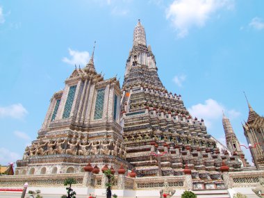 Şafak wat arun ve Bangkok güzel bir mavi gökyüzü Tapınağı,