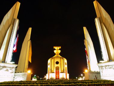 Demokrasi Anıtı gece Bangkok.