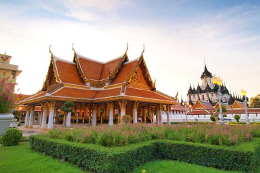 Tay mimari: wat ratchanadda, loha prasat