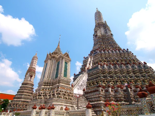 De tempel van dageraad wat arun en een mooie blauwe hemel in bangkok, — Stockfoto