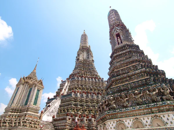 A temple of dawn wat arun és a gyönyörű kék ég, a bangkok, — Stock Fotó
