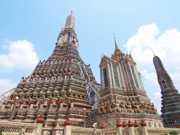 Il Tempio dell'Alba Wat Arun e un bellissimo cielo blu a Bangkok , — Foto Stock