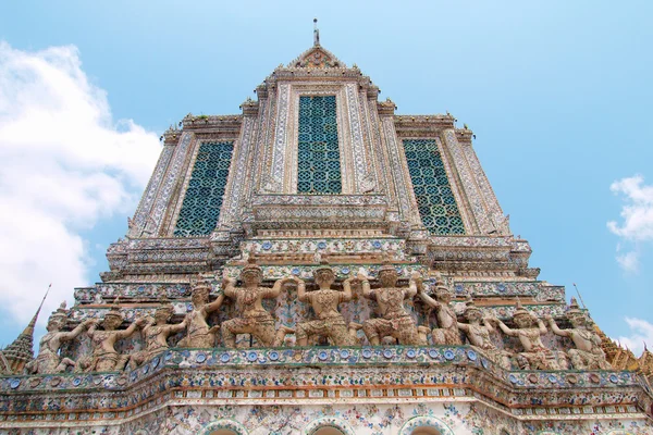 De tempel van dageraad wat arun en een mooie blauwe hemel in bangkok, — Stockfoto