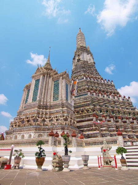 Świątynia świtu wat arun i piękne błękitne niebo w Bangkoku, — Zdjęcie stockowe