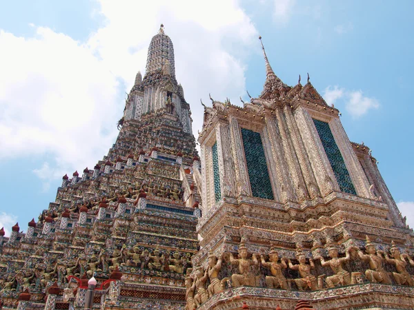 O Templo de Dawn Wat Arun e um belo céu azul em Bangkok , — Fotografia de Stock